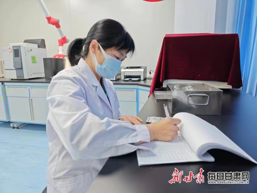 汪爱霞认真记录药品批次和日期 微信图片_202305311645212.jpg