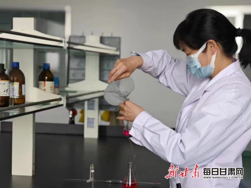 汪爱霞独自做实验 微信图片_202305311645213.jpg