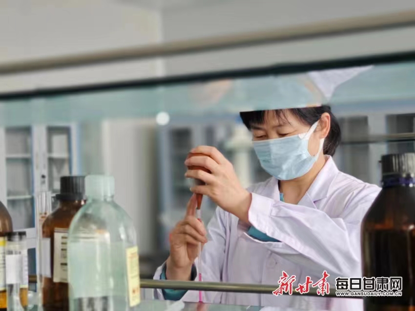 汪爱霞认真做实验